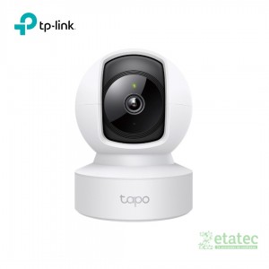 Cámara TAPO C202 inteligente instalada en el techo de un negocio monitoreando la entrada.