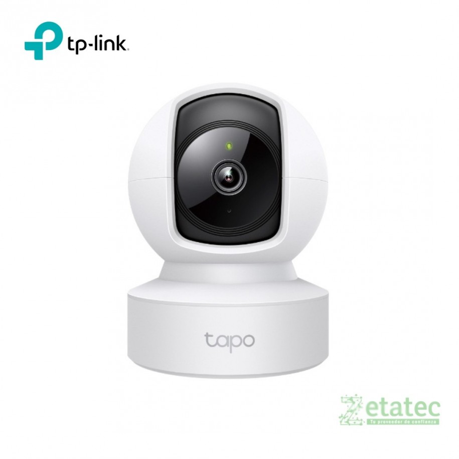 Cámara TAPO C202 inteligente instalada en el techo de un negocio monitoreando la entrada.