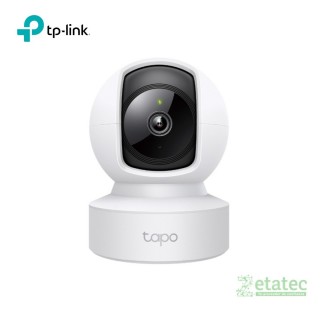 Cámara TAPO C202 inteligente instalada en el techo de un negocio monitoreando la entrada.