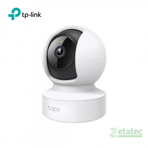 Cámara TAPO C202 inteligente instalada en el techo de un negocio monitoreando la entrada.