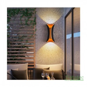 Lámpara de pared LED dorada 10W luz cálida instalada en interior