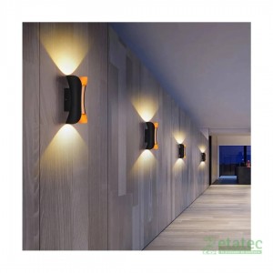 Lámpara de pared LED dorada 10W luz cálida instalada en interior