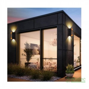 Lámpara de pared LED dorada 10W luz cálida instalada en interior