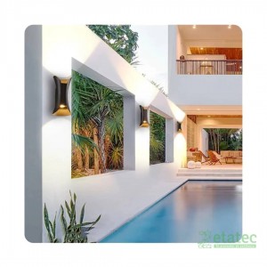 Lámpara de pared LED dorada 10W luz cálida instalada en interior