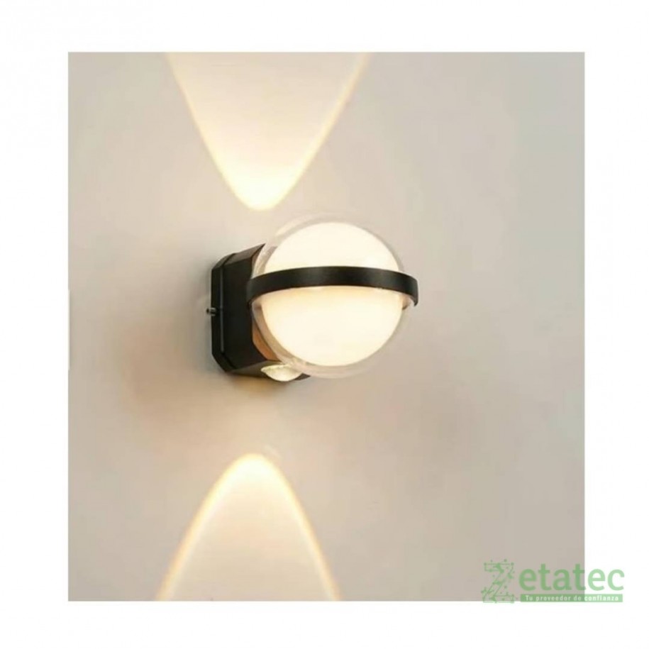 Aplique LED 12W negro luz cálida instalado en pared interior