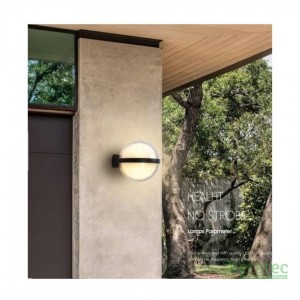 Aplique LED 12W negro luz cálida instalado en pared interior