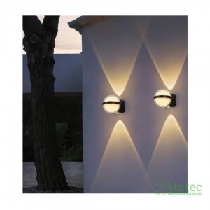 Aplique LED 12W negro luz cálida instalado en pared interior