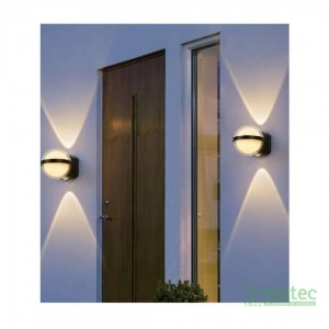 Aplique LED 12W negro luz cálida instalado en pared interior