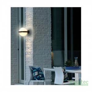 Aplique LED 12W negro luz cálida instalado en pared interior